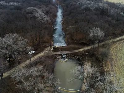 Company starting to recover oil from Kansas pipeline spill