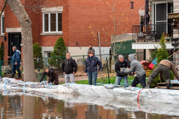 Montreal, Canada. 8th May, 2017. Neighbors safeguard dams with sandbags as flooding hits Cousineau street Credit: Marc Bruxelle/Alamy Live News