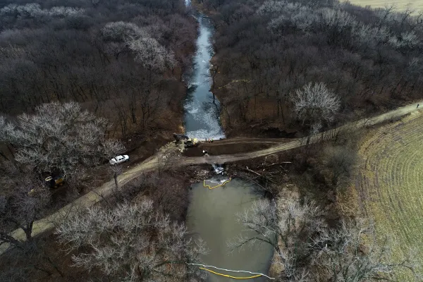 Company starting to recover oil from Kansas pipeline spill