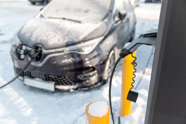Electric Vehicles Aren't Ready for Extreme Heat and Cold. Here's How to Fix Them