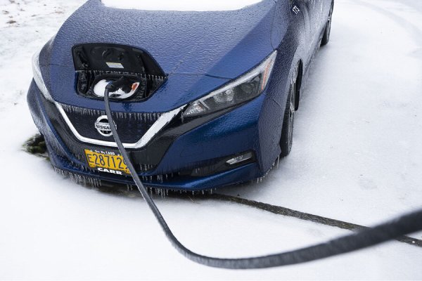 Freeze puts heat on EV carmakers to improve batteries