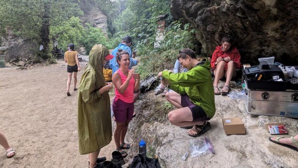 Grad students hone field, lab geobiology skills in global course | Penn State University