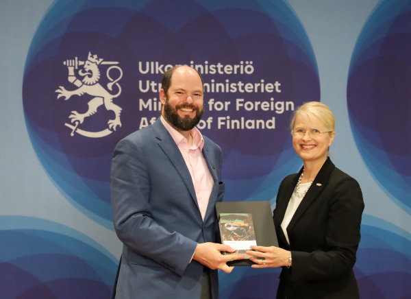 Lear receives a certificate at the Fulbright orientation in Helsinki 