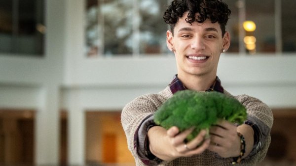 Making healthy food accessible: Student leads pay-what-you-can farmer’s market | Penn State University