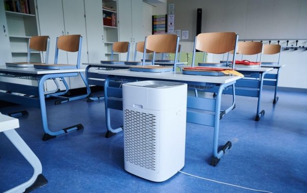 Air purification device stands in a classroom at an elementary school in Berlin. Credit: Annette Riedl/dpa/Alamy Live News