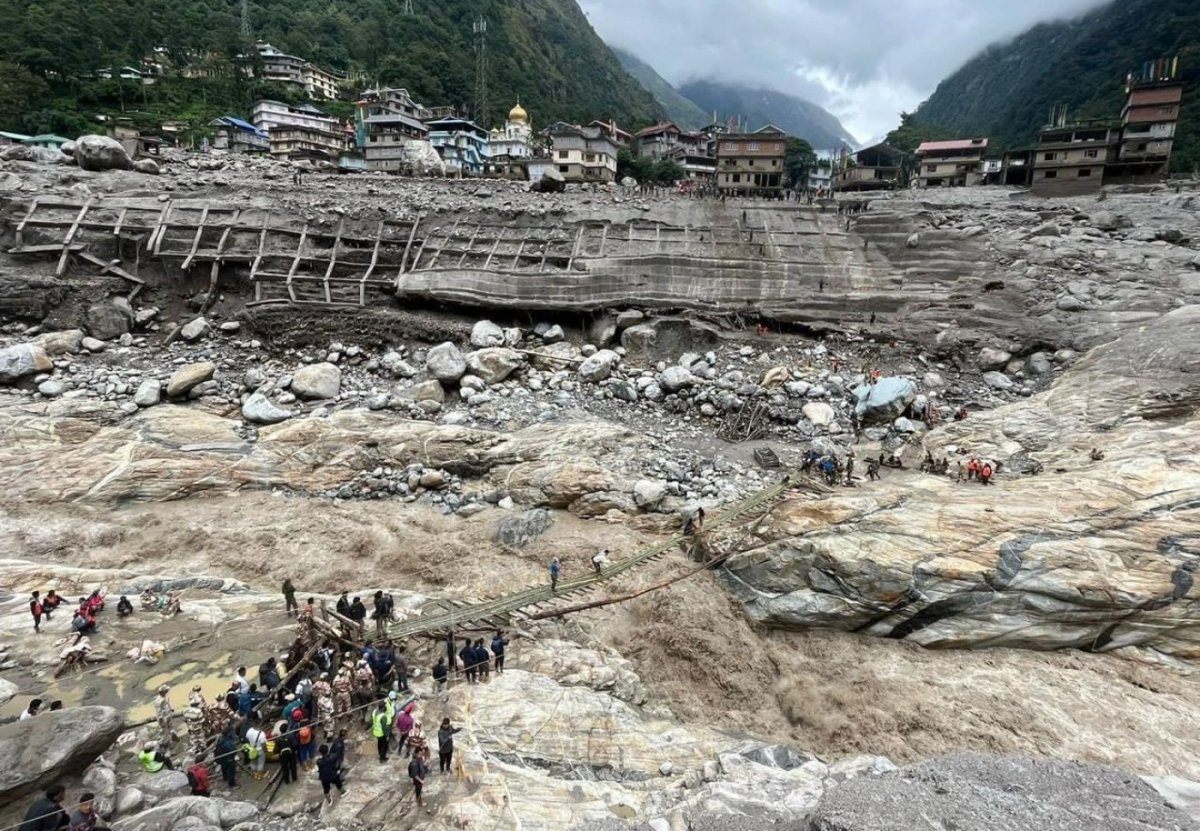 Fig. 4a. Bamboo bridge constructed at Chungthang with collective efforts by the local residents, police, and army personnel (Courtesy: Sikkim Express). 