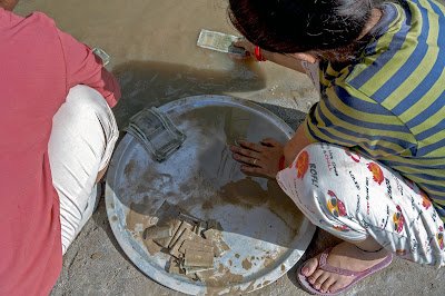 Fig. 4b. Women in Rangpo trying to salvage their money (bank notes recovered from their lost homes (Courtesy: Praveen Chettri) 