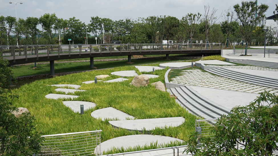 A walking path integrated into sunken green space, Zhenjiang Sponge Park. (Photo credit: Hong Wu)