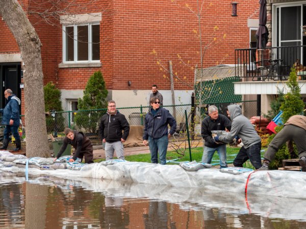 Montreal, Canada. 8th May, 2017. Neighbors safeguard dams with sandbags as flooding hits Cousineau street Credit: Marc Bruxelle/Alamy Live News