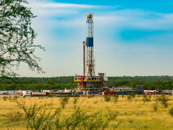 A  fracking platform on a gas well drilling site. Credit: Adobe Stock Images / FreezesFrames. All Rights Reserved.