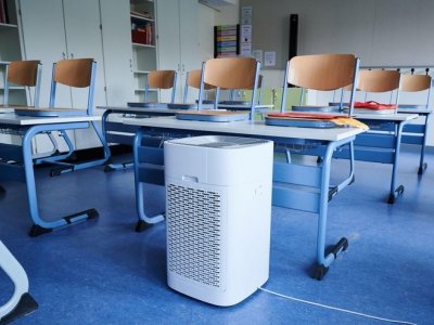 Air purification device stands in a classroom at an elementary school in Berlin. Credit: Annette Riedl/dpa/Alamy Live News
